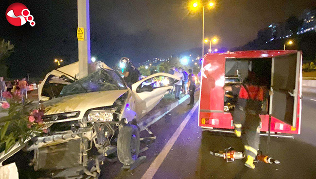 Otomobil direğe çarptı… Kağıt gibi büküldü!