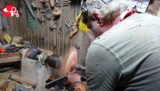 Atık ağaçlar bu ellerde sanata dönüşüyor