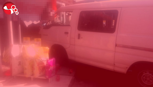 Markete minibüsle girdi!!!