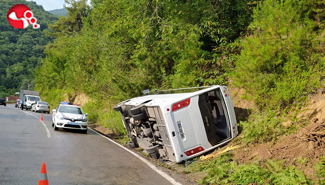 İşçi servisi devrildi: Çok sayıda yaralı...