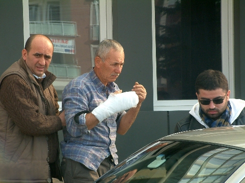 52 ACEMİ KASAP KENDİNİ KESTİ...