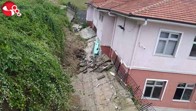 Okulun istinat duvarı çöktü