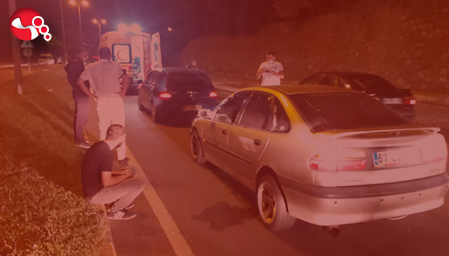 Otomobiller çarpıştı, kaldırıma sıralandılar...