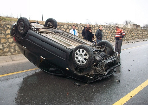 HURDAYA DÖNEN OTOMOBİLDEN SAĞ ÇIKTI