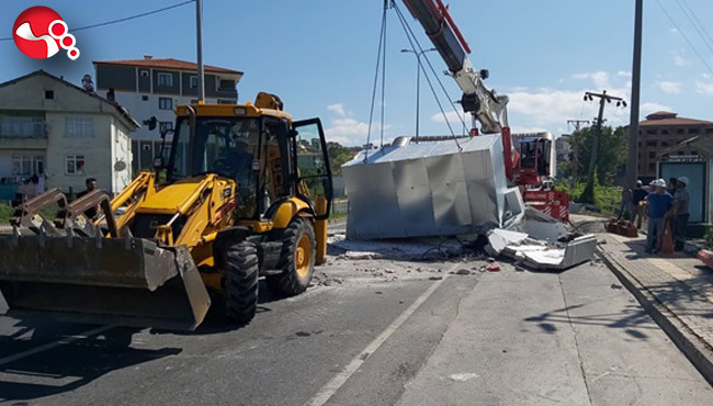 Trafo yola devrildi: TRAFİK FELÇ oldu...