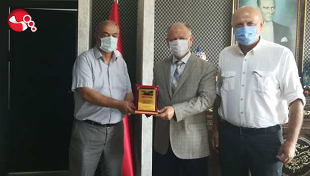 Kaymakam Çorumluoğlu’na teşekkür plaketi...