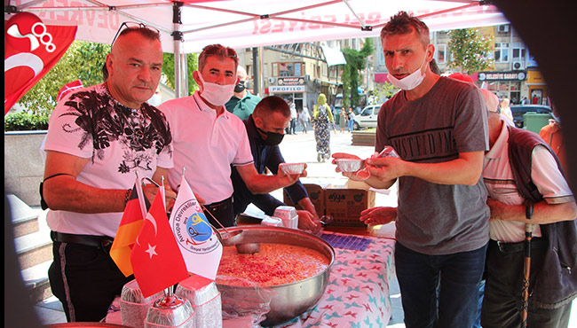 Gurbetçilerden aşure ikramı