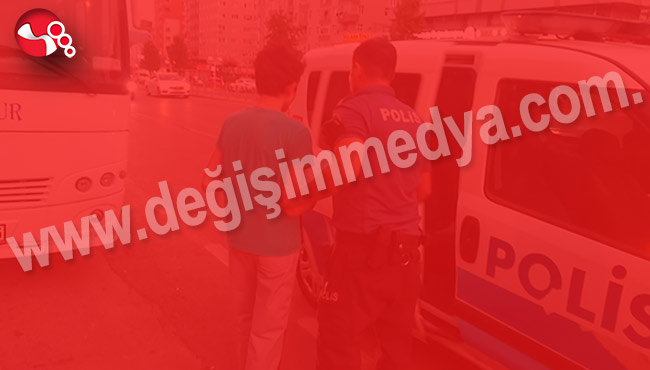 Yoldan geçen araçların önüne atlıyordu!!!