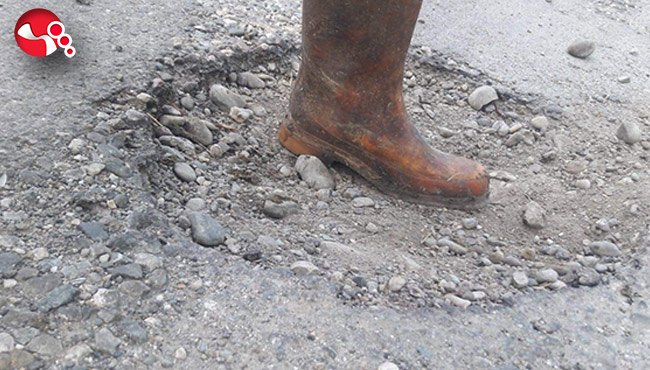 Çukurları taşlarla kapattılar