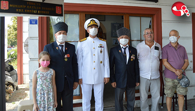 Gaziler aşure dağıttı