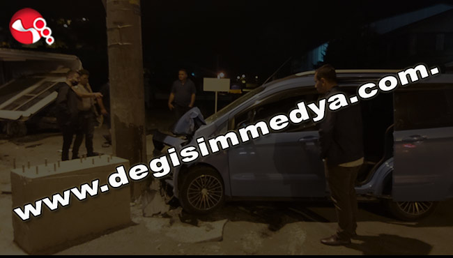 Önce otomobile sonra direğe çarptı: Yaralılar...