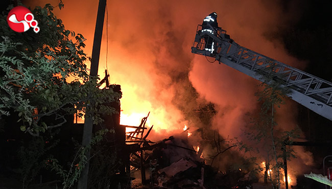 İki katlı ev alevlere teslim oldu