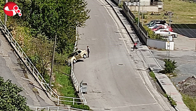 Korkuluklara takıldı!