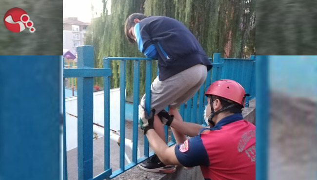 Ayağı bahçe demirlerine sıkıştı!!!