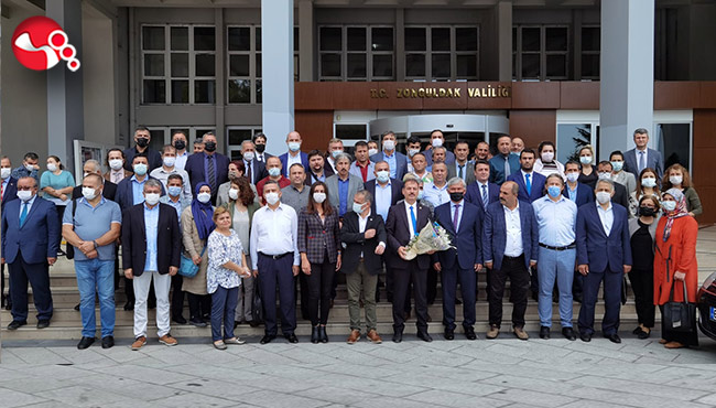 İl Milli Eğitim Müdürü Ali Tosun, mesai arkadaşlarıyla vedalaştı