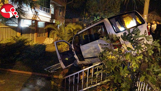 Otomobillere çarptı, bahçeye uçtu
