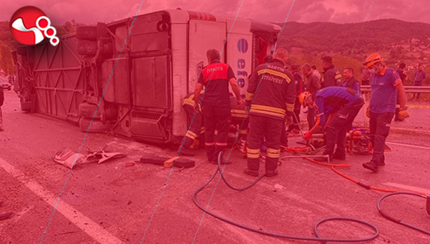 Otomobille çarpışan yolcu otobüsü devrildi: 3 ölü, 1 yaralı