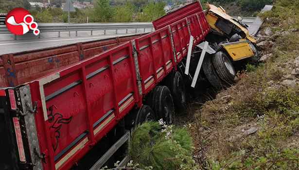 Tır duvara çarptı