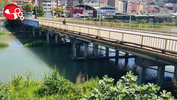 Köprüden geçen doğalgaz borusu vatandaşları tedirgin etti