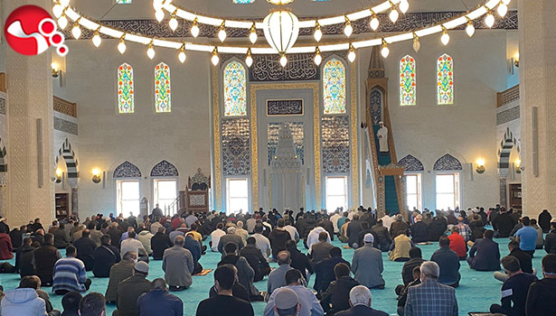 Uzun Mehmet Camii'nde Cuma namazı yoğunluğu