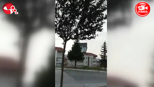 Fırtına çatıları uçurdu