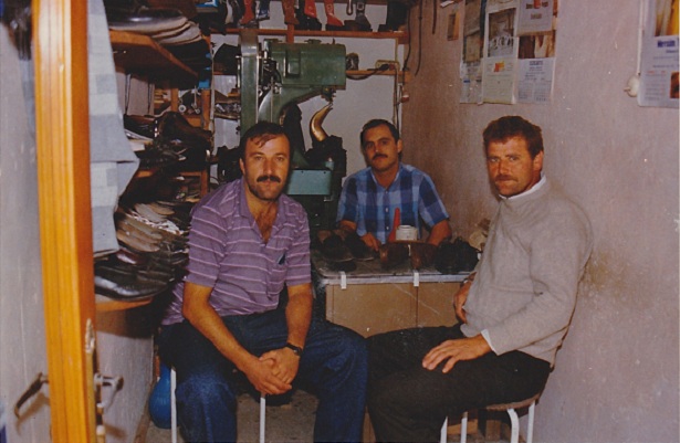 AYAKKABI TAMİRCİLİĞİNDEN BAŞLADI, MAĞAZA AÇTI