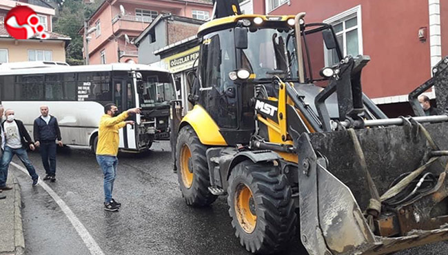 Otobüs Kepçeye çarptı