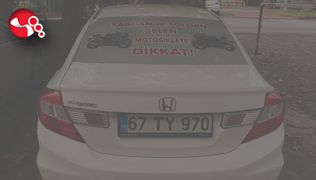 Aracına yazdırdığı yazıyla dikkatleri topladı