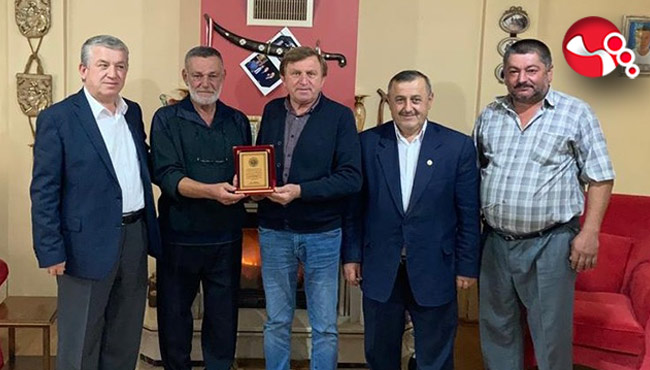 Festivalde derece alan çiftçiye plaket