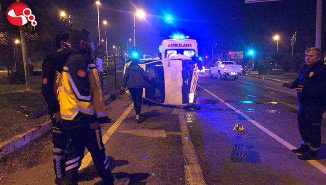 Kazada araç yan yattı!