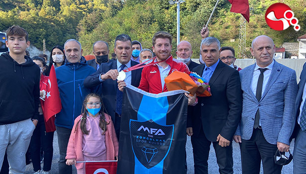 Şampiyon çiçeklerle karşılandı