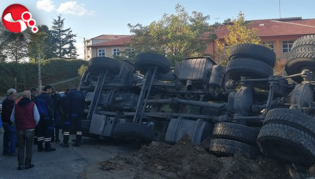 Hafriyat kamyonu devrildi