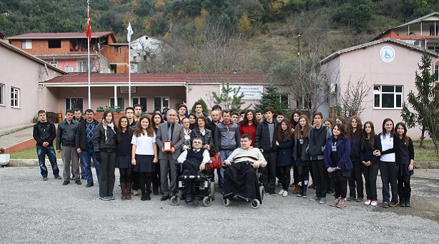 LİSE ÖĞRENCİLERİNDEN ENGELLİYE YILBAŞI HEDİYESİ
