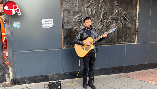 Vatandaşlar için cadde ortasında şarkı söyledi