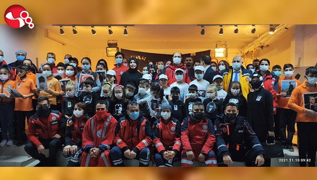 Tatbikat yapan UMKE ekipleri, 10 Kasım’da Atatürk’ü andı