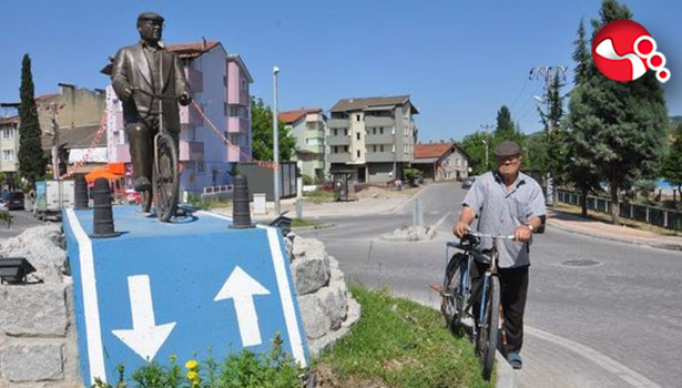 Bisikletiyle heykeli dikilmişti, hayatını kaybetti
