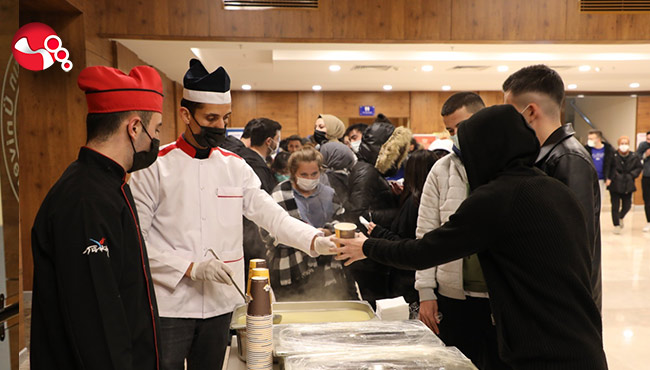 7/24 açık kütüphanede öğrencilere çorba ikramı