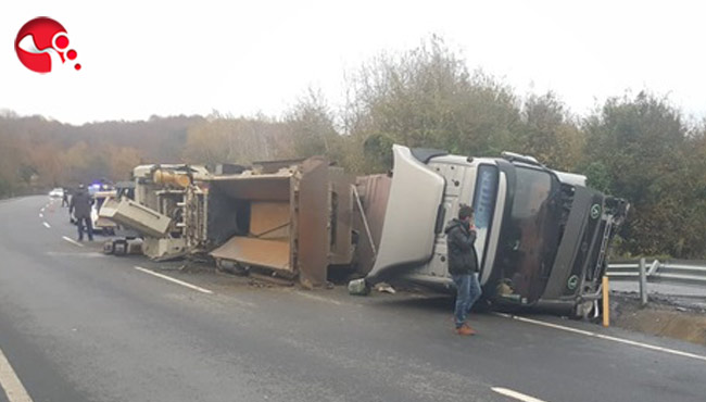 İş Makinesi taşıyan TIR devrildi!!!