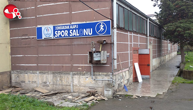 43 yıllık Spor Salonu yenilenmeyi bekliyor