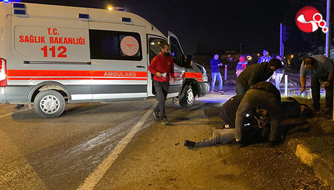 Otomobille Motosikletli gençler çarpıştı: Yaralılar...