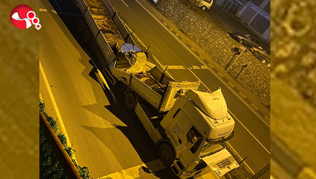 TIR'ın dorsesi kırıldı..