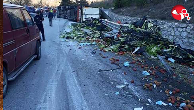 Sebze yüklü TIR devrildi