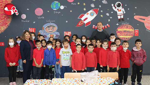 Öğretmen çift çocuklara bilimi sevdiriyor