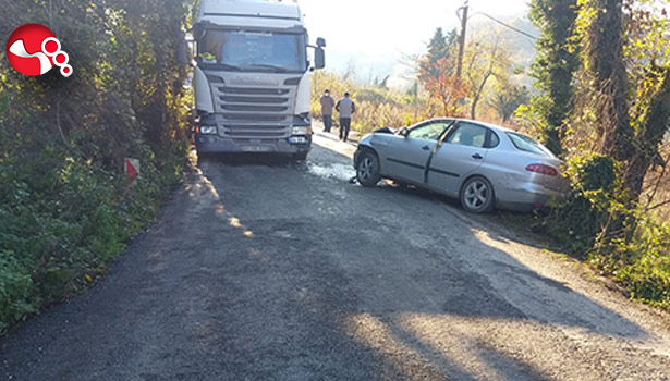 Otomobil ile Tır çarpıştı
