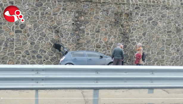 Bariyerlere çarptı:3 yaralı..