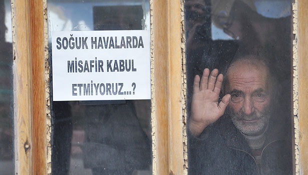 ZONGULDAKLI BALIKÇININ UYARI TABELASI ASTI