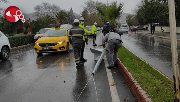Şiddetli fırtına aydınlatma direğini devrildi...