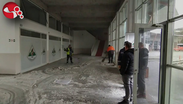 Tavanı göçen terminalde temizleme çalışmaları başladı