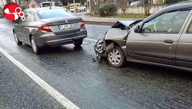 Otomobiller çarpıştı