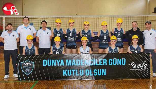 Sahaya madenci baretiyle çıktılar, galibiyet madencilere armağan ettiler